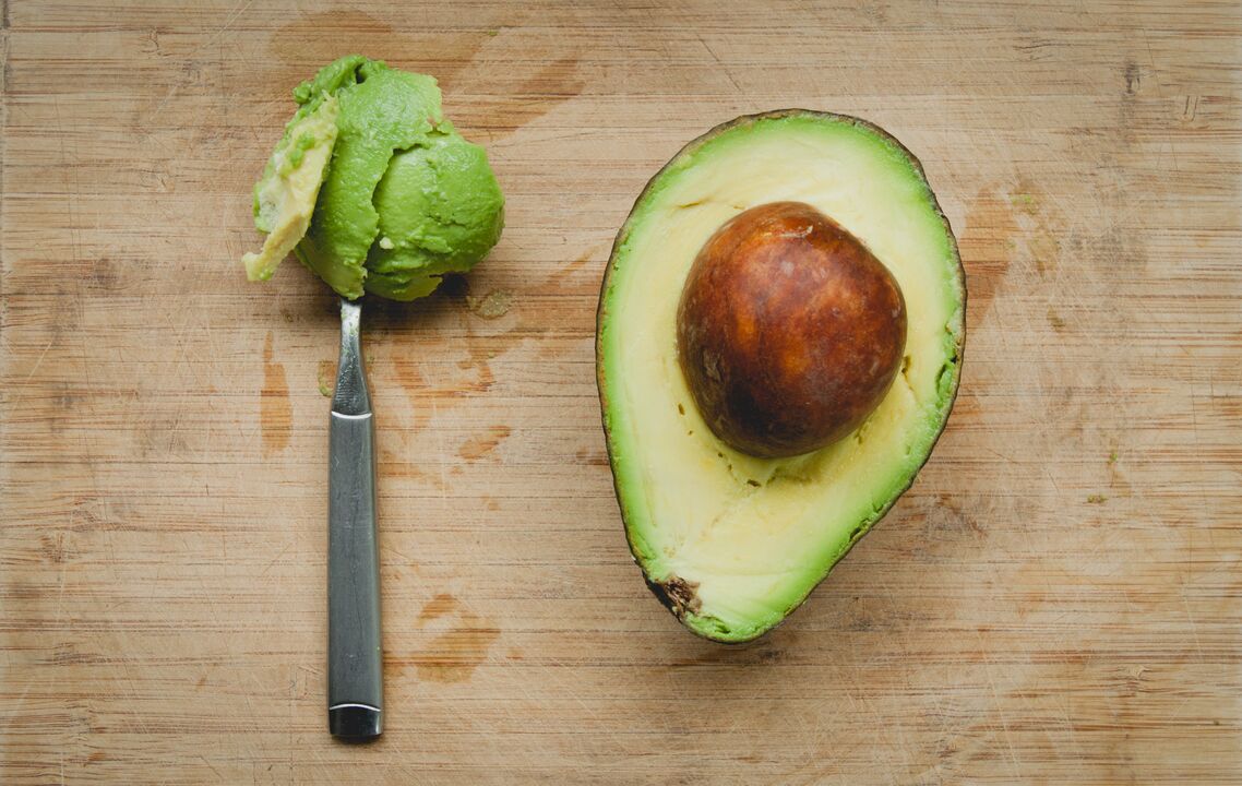 Avocados gehören aufgrund ihres hohen Gehalts an pflanzlichen Fetten und Proteinen zum Speiseplan der Keto-Diät. 