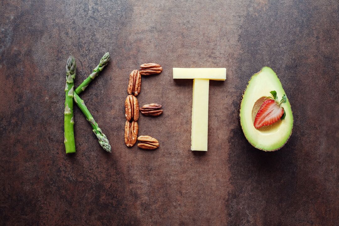 Die Keto-Diät ist eine Erhöhung von Fett und Eiweiß vor dem Hintergrund einer starken Reduzierung von Kohlenhydraten. 