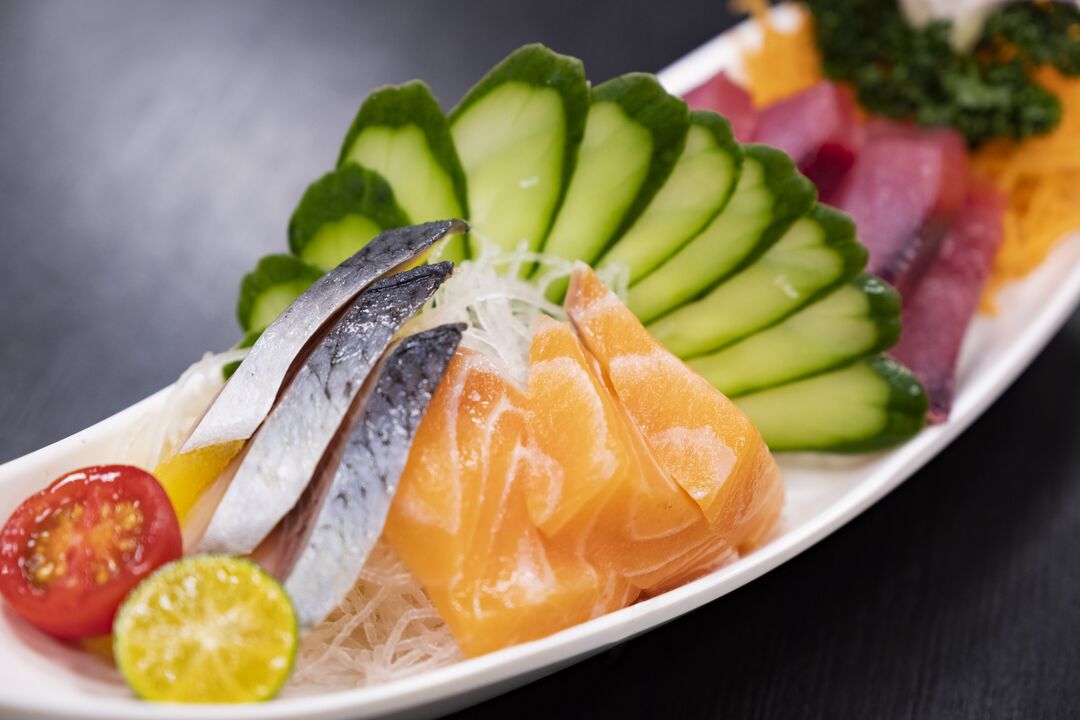 Fisch und Gemüse sind gesunde Bestandteile einer kohlenhydratarmen Keto-Diät