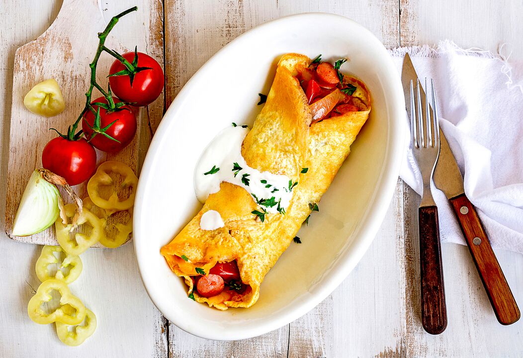 Zum Frühstück gibt es für Keto-Abnehmende ein Omelett mit Käse, Gemüse und Schinken