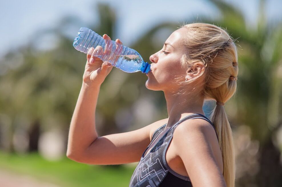 Genug Wasser trinken, um Fettleibigkeit zu bekämpfen