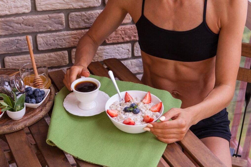 Gesundes Frühstück mit Kalorienkontrolle zur Gewichtsreduktion